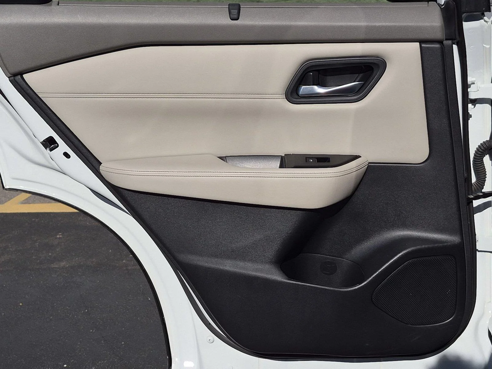 Used 2025 Everest White Pearl Nissan SV image 30