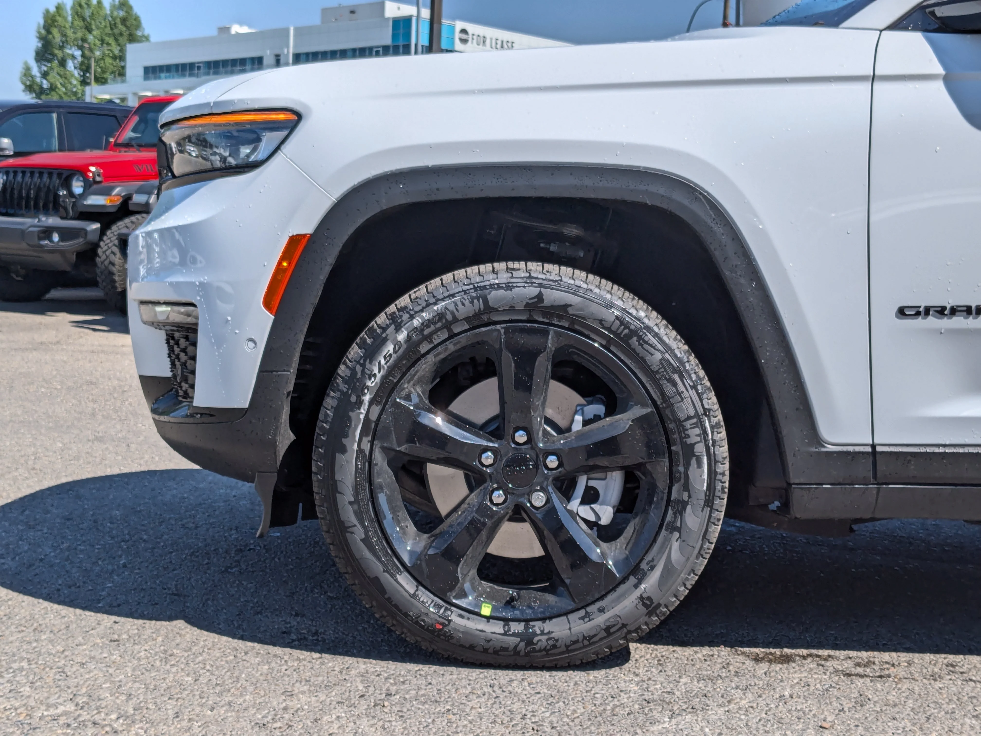 New 2025 White Jeep Limited - - Second row heated seats - Dual Pano Sunroof - Int FAM CAM - Black App Pkge & tons more image 8
