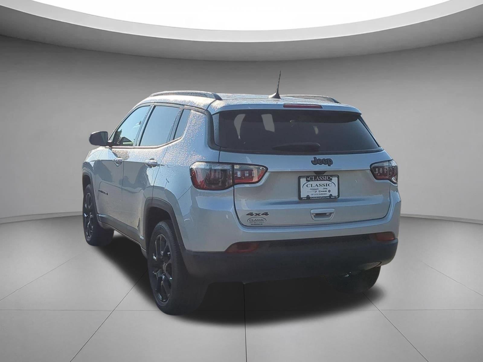 New 2026 Silver Zynith Metallic Clear-Coat Exterior Paint Jeep Latitude Altitude image 3