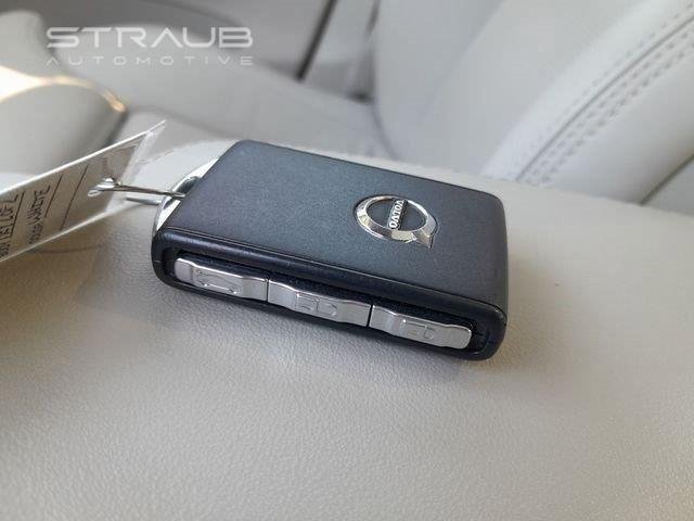 Used 2021 Crystal White Metallic Volvo Inscription image 10