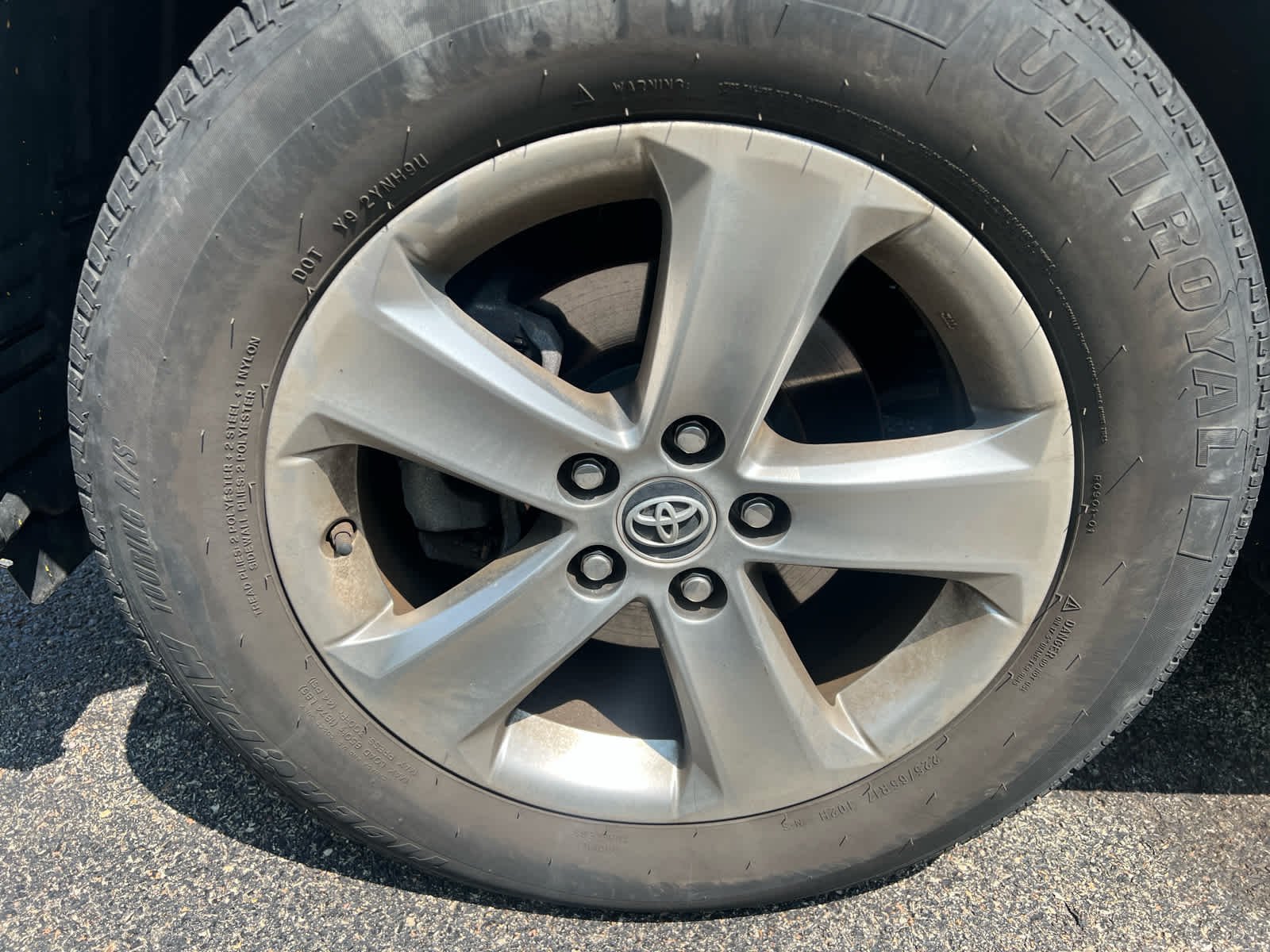 Used 2015 Super White Toyota XLE image 9