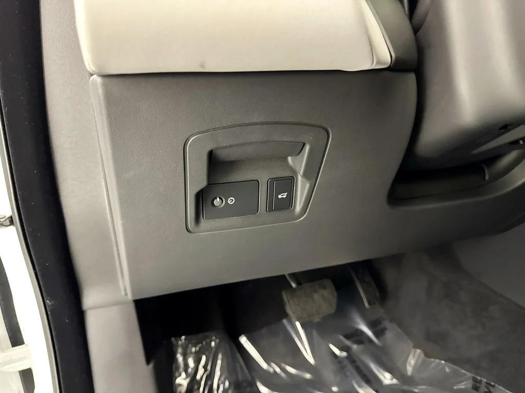 Used 2025 White Land Rover S image 10