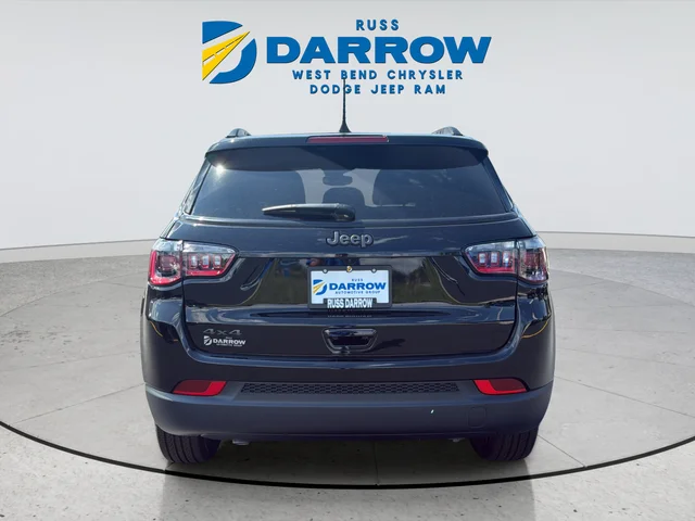 New 2026 Diamond Black Crystal Pearl-Coat Exterior Paint Jeep Latitude image 4
