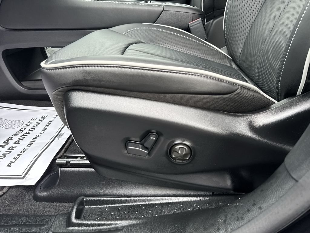 2027 Chrysler Pacifica Limited - Photo 12
