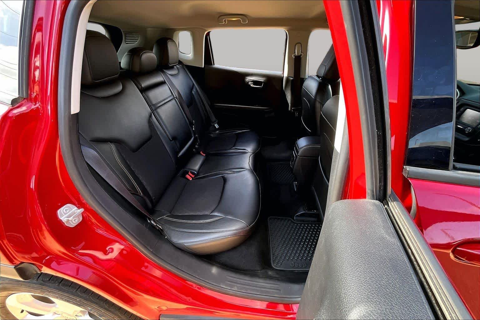 Used 2018 Redline Pearlcoat Jeep Latitude image 19