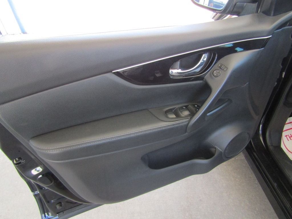 Used 2017 Black Nissan SL image 18