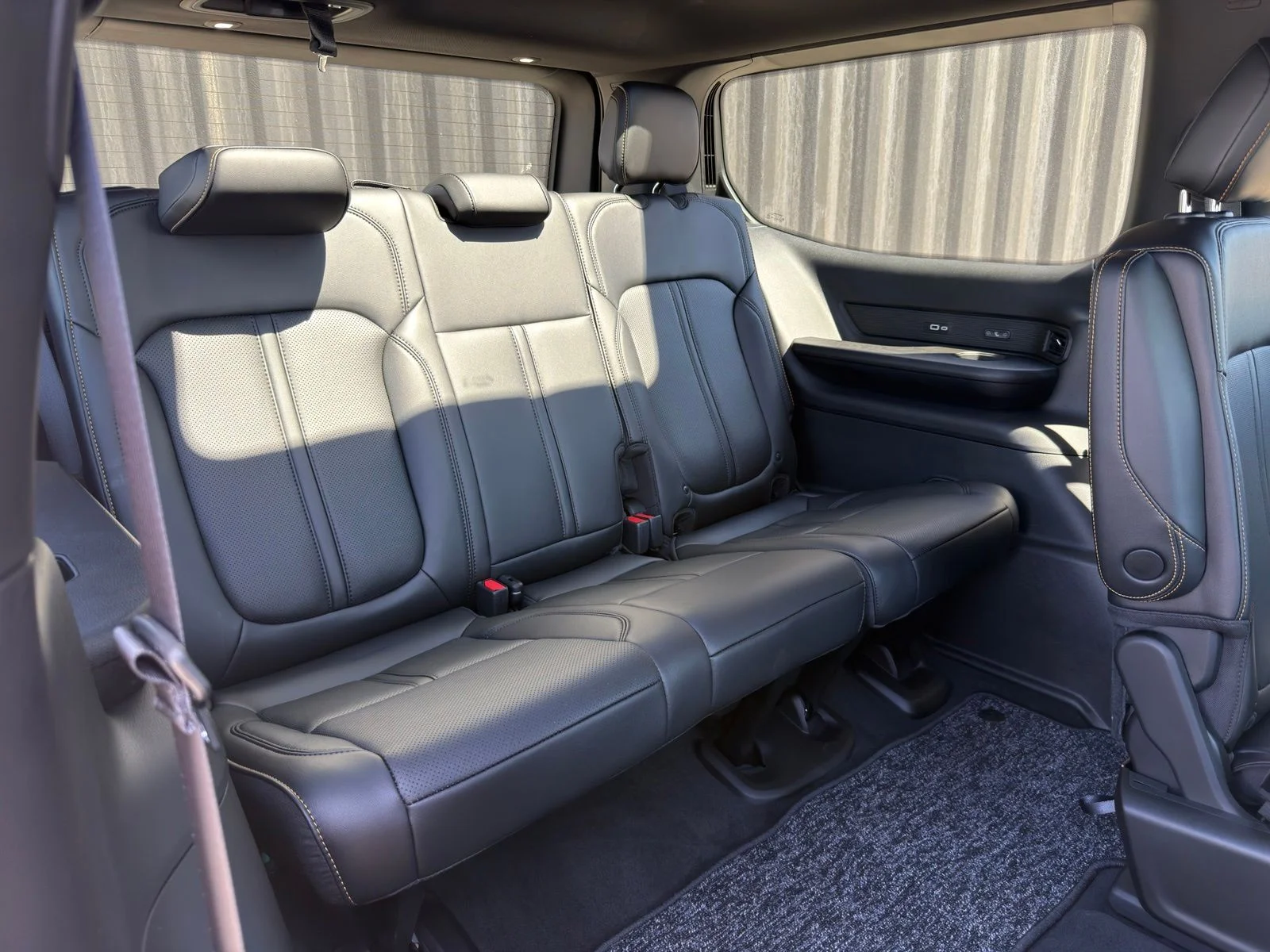 New 2026 Silver-Zynith Exterior Paint Jeep  image 37