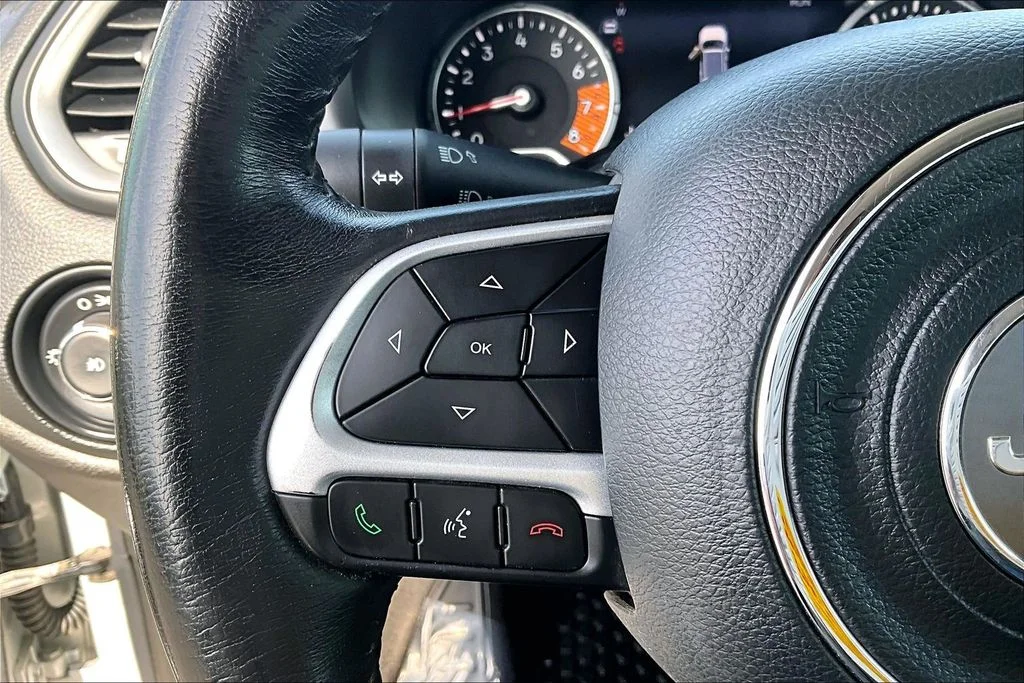 Used 2021 Silver Jeep Latitude image 18