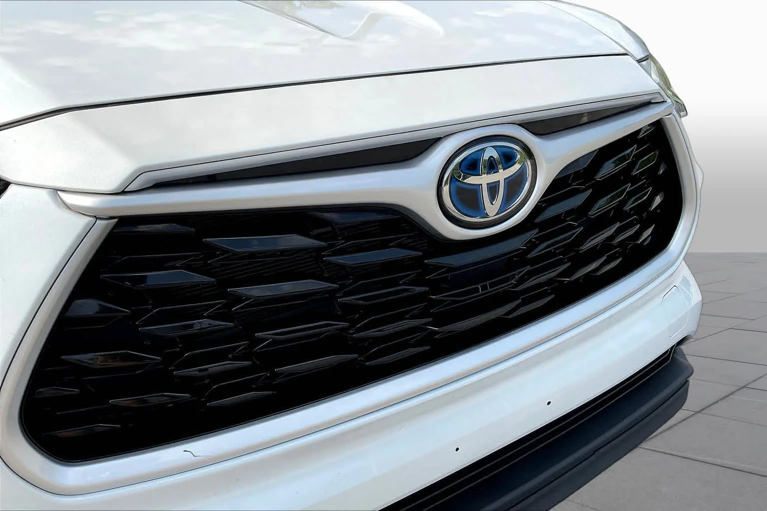 Used 2022 Wind Chill Pearl Toyota Hybrid Bronze Edition image 30