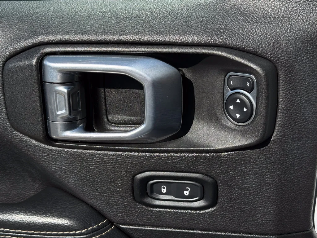 Used 2022  Jeep Unlimited Sahara image 27