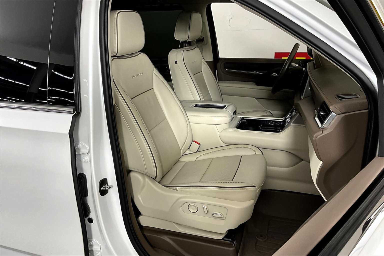 Used 2022 White Frost Tricoat GMC Denali image 9