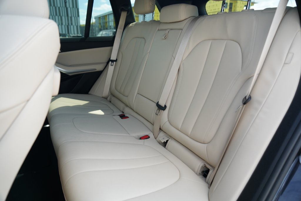 Used 2020 Dark Graphite BMW sDrive40i image 31