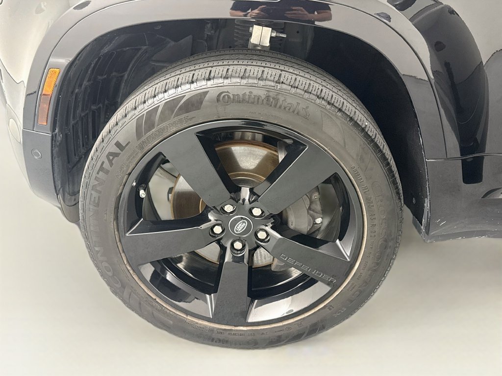 Used 2024 Black Land Rover X-Dynamic SE image 31