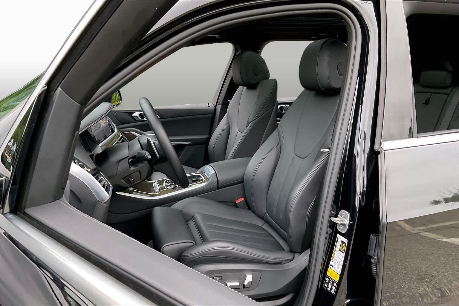 Used 2022 Black Sapphire Metallic BMW xDrive40i image 7