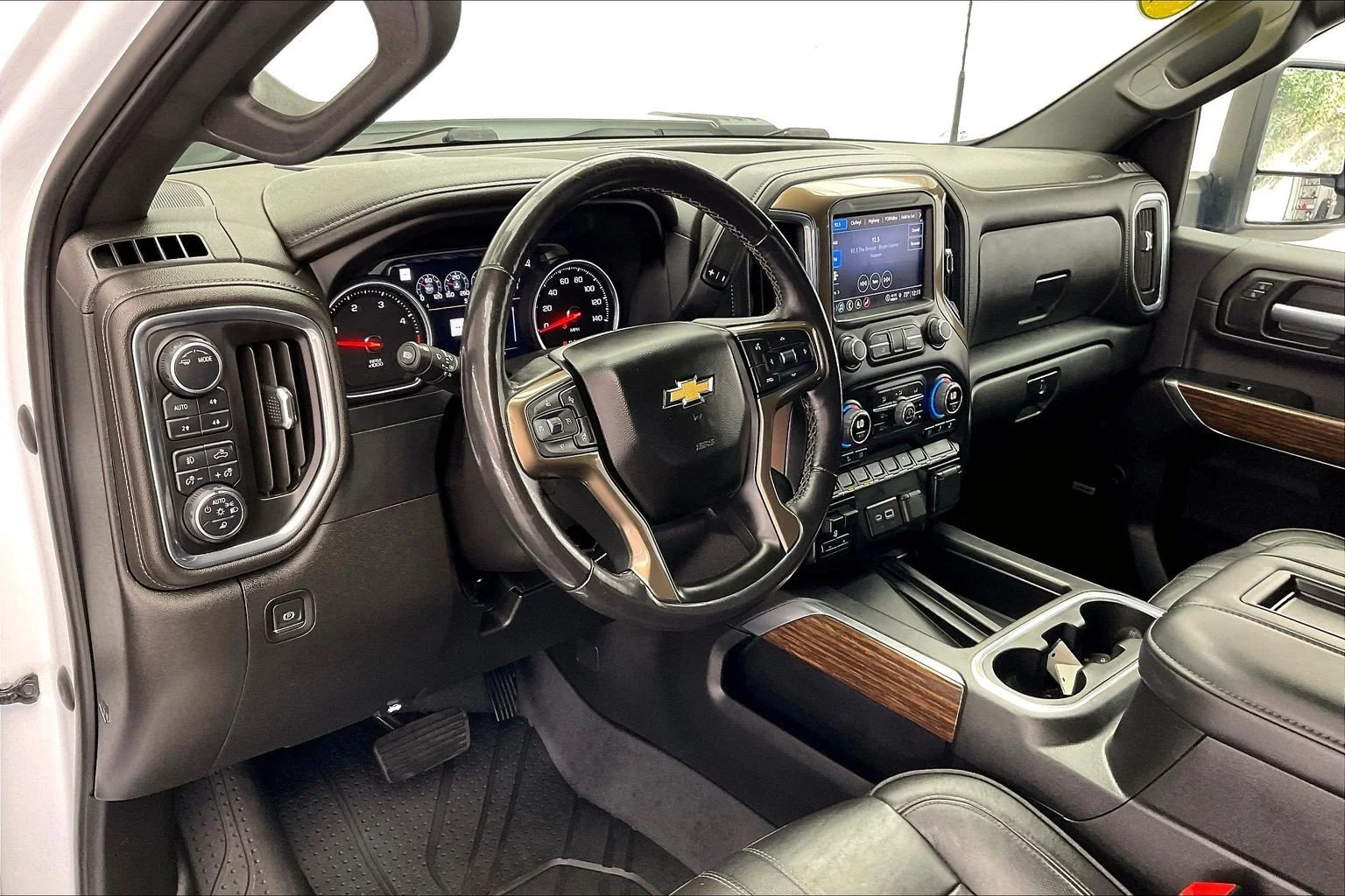 Used 2022 Iridescent Pearl Tricoat Chevrolet High Country image 14