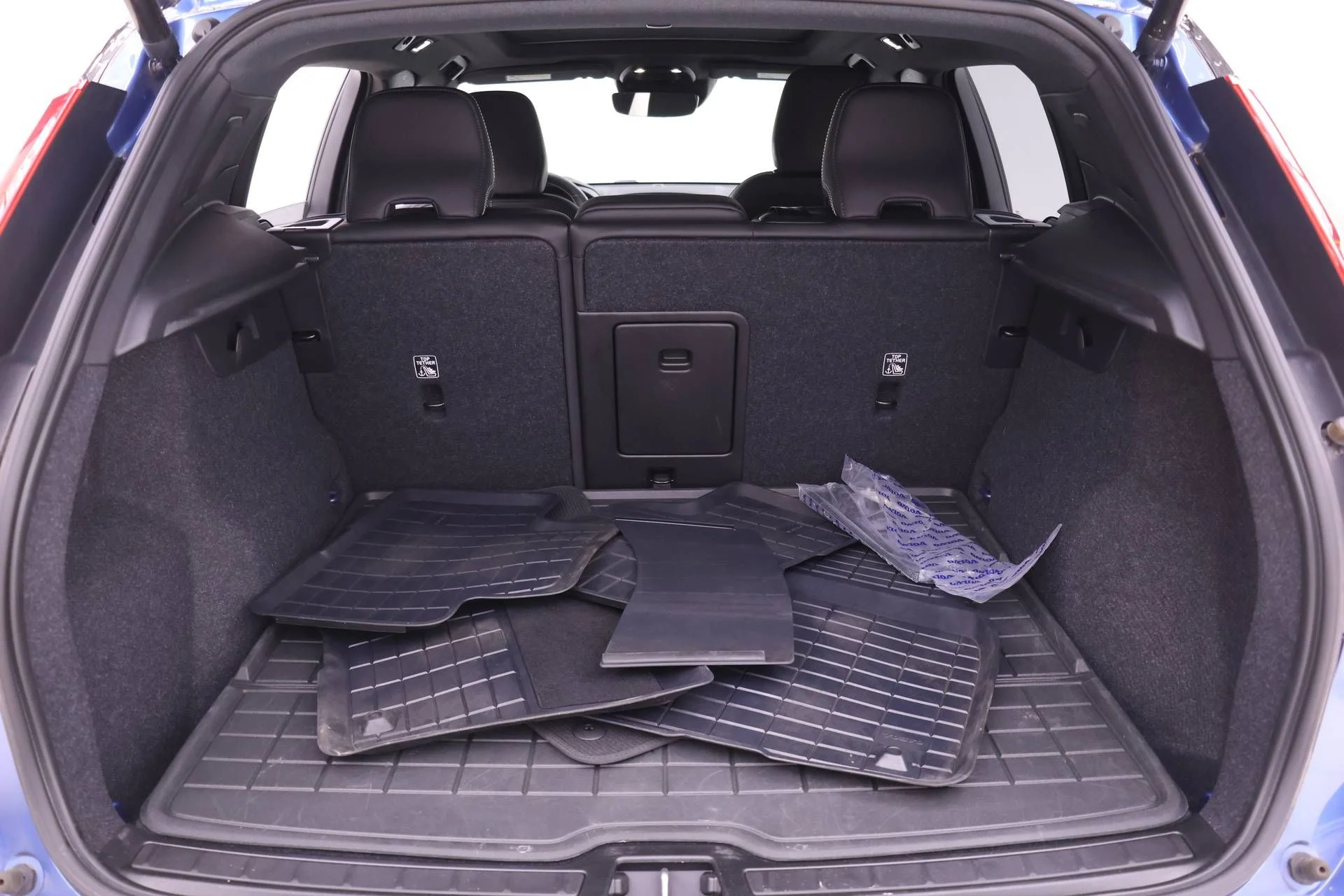 Used 2021 Blue Volvo R-Design image 19