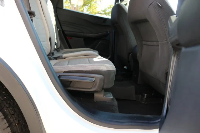 Used 2022 White Metallic Ford SE image 37