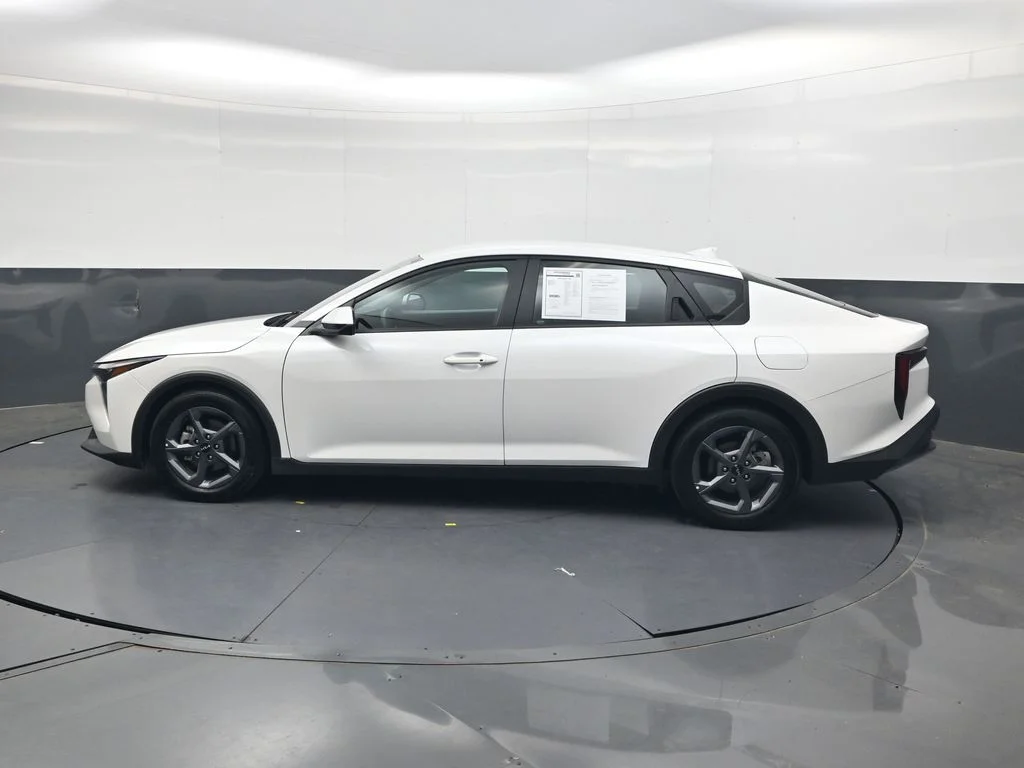 Used 2025 White Kia LXS image 10