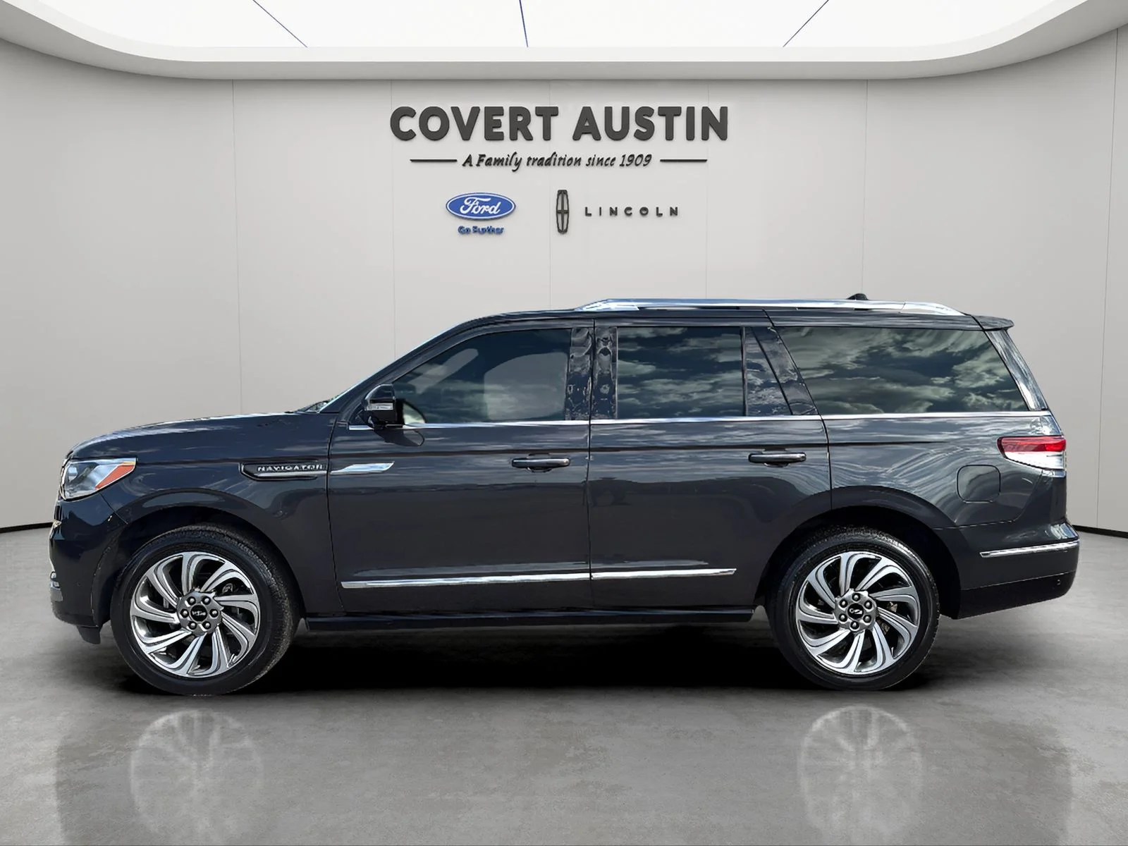 Used 2023 Gray Lincoln Reserve image 2
