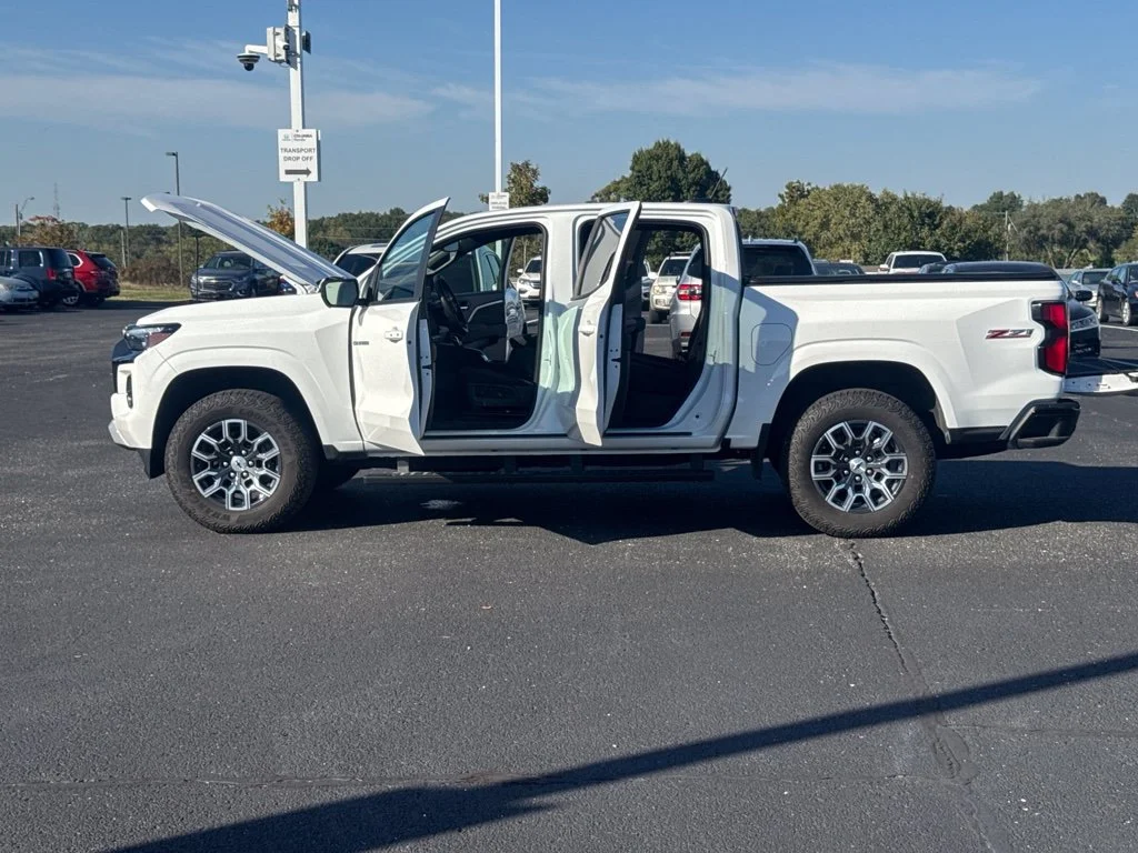 Used 2025 White Chevrolet Z71 image 17