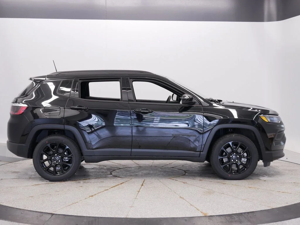 New 2026 Diamond Black Crystal Pearlcoat Jeep Latitude image 8