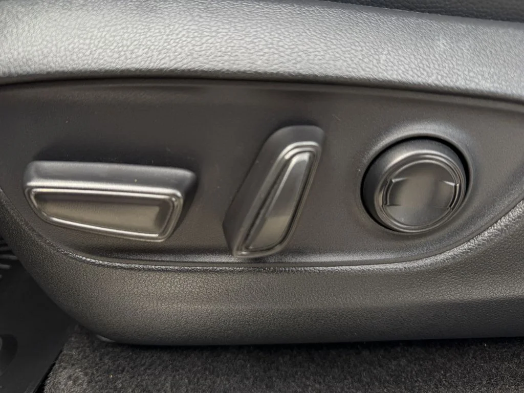 Used 2025  Toyota Base image 26