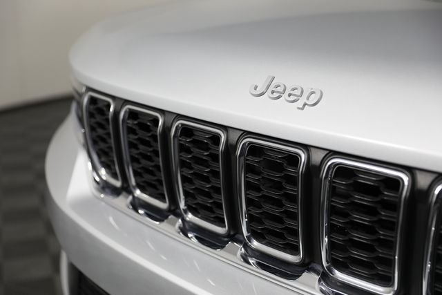 Used 2025 Silver Jeep Laredo image 26