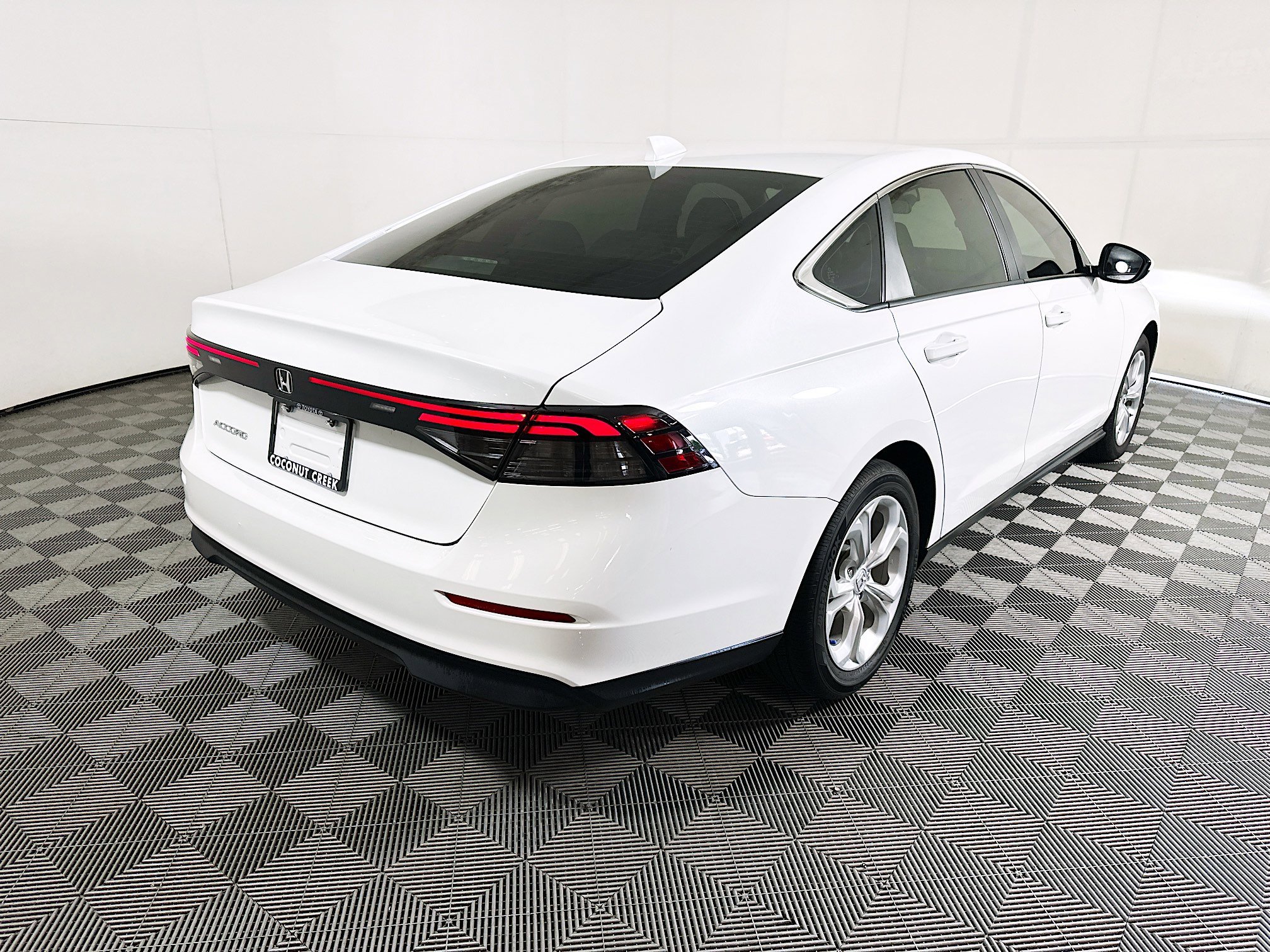 Used 2024 White Honda LX image 3