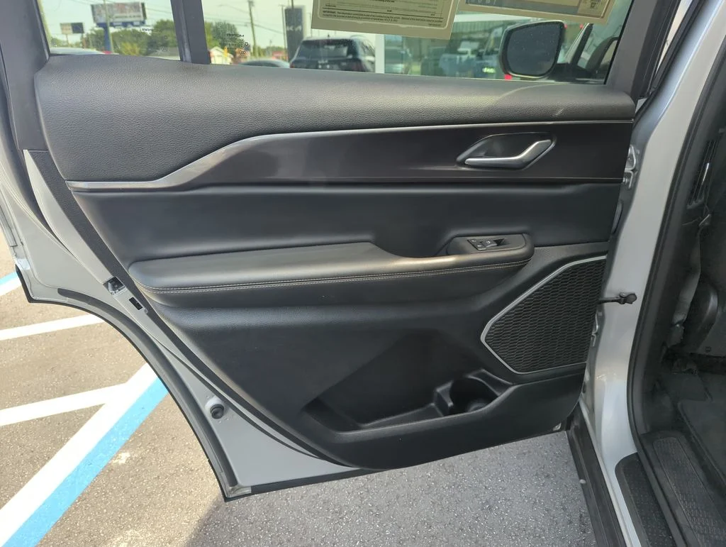 Used 2022 Silver Jeep Laredo image 27