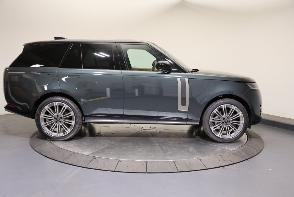 New 2027 Belgravia Green LAND ROVER SE image 6