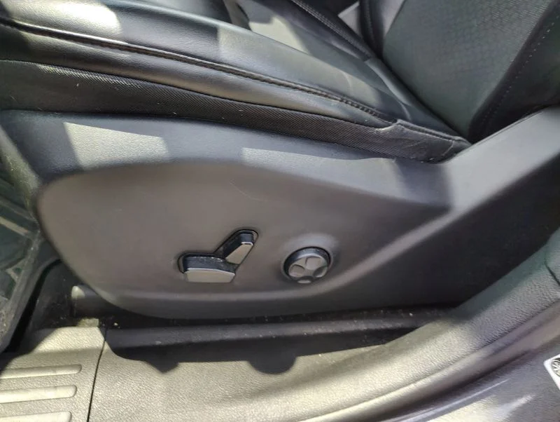 Used 2019 Gray Jeep Latitude Plus image 10