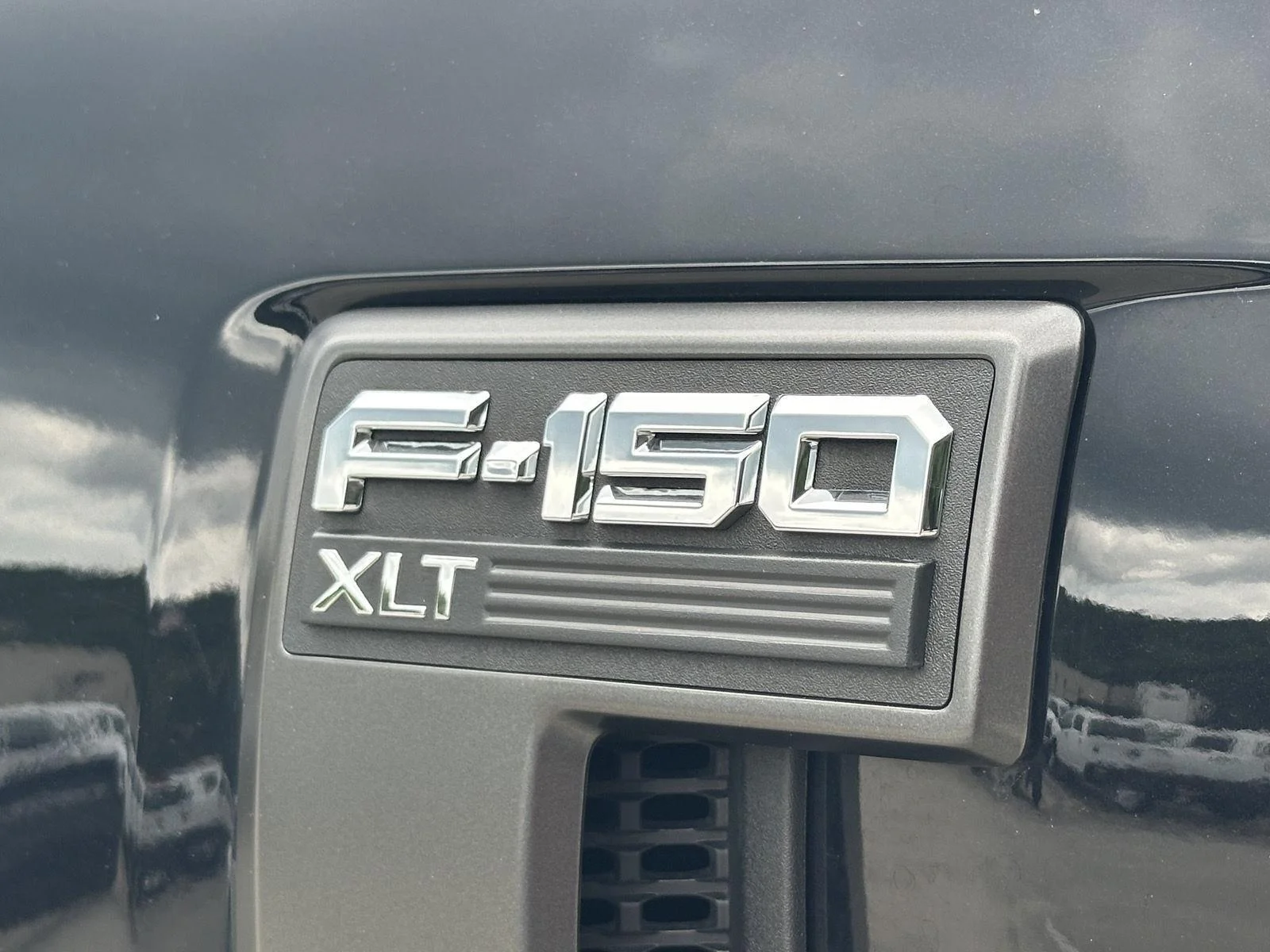 Used 2022 Agate Black Metallic Ford XLT image 14