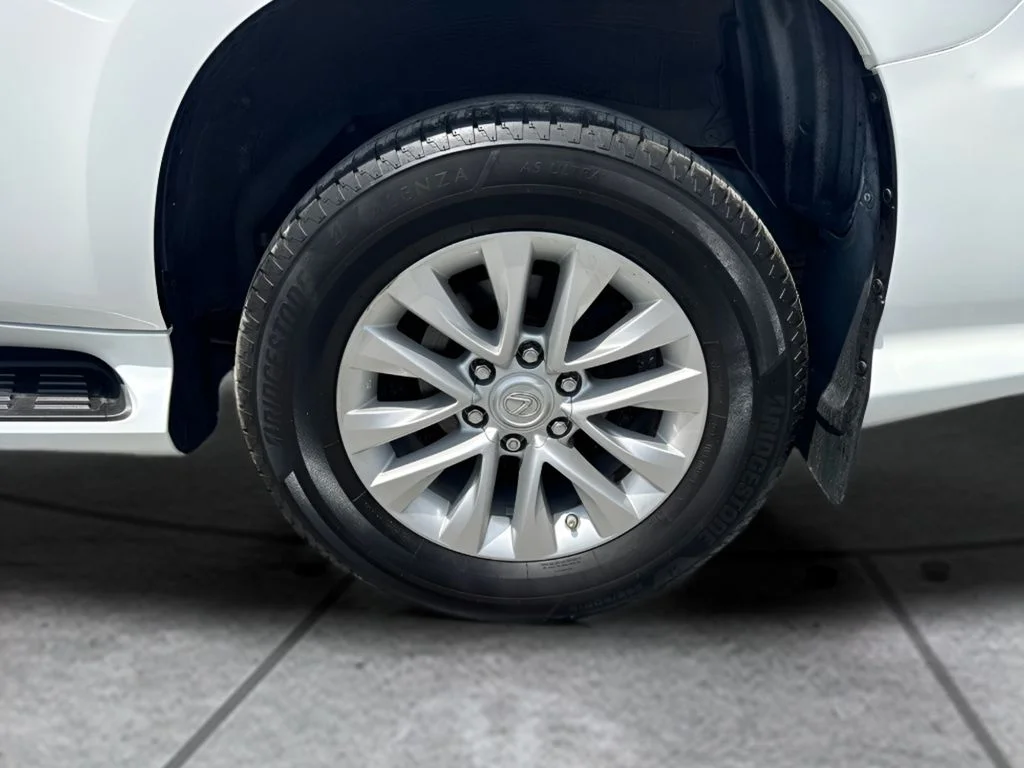 Used 2021 White Lexus 460 image 25