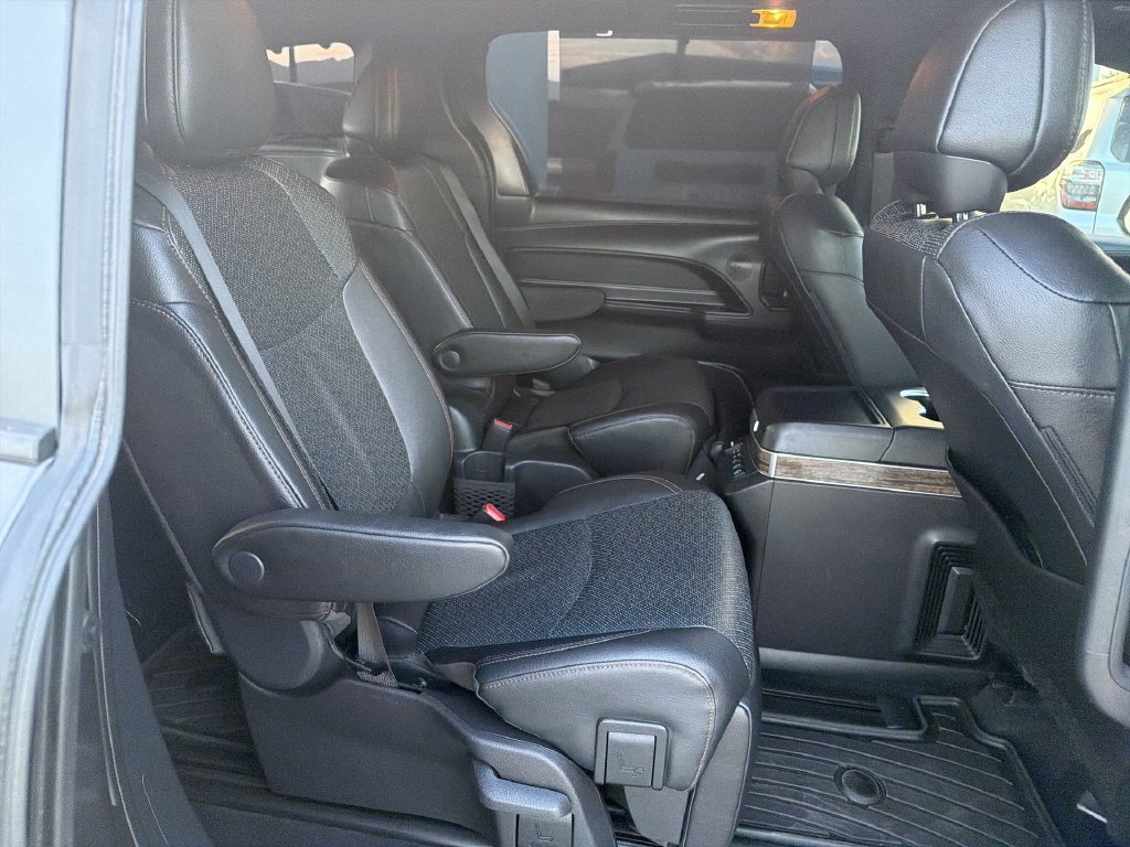 2025 Toyota Sienna Platinum - Photo 31