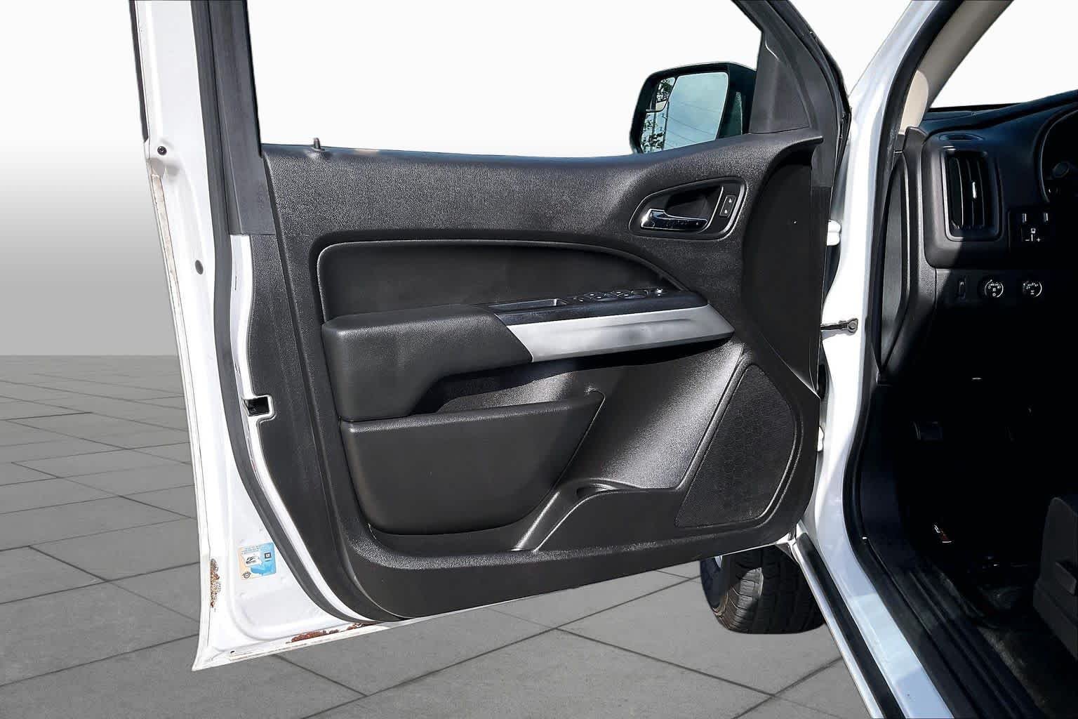 Used 2018 Summit White Chevrolet 4WD LT image 20