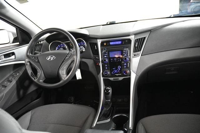 Used 2011 Silver Hyundai GLS image 17