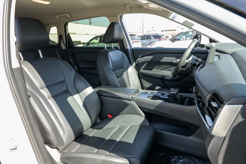 Used 2024 White Nissan SL image 19