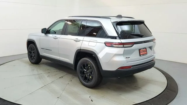 New 2026 Silver Zynith Exterior Paint Jeep Laredo Altitude image 7