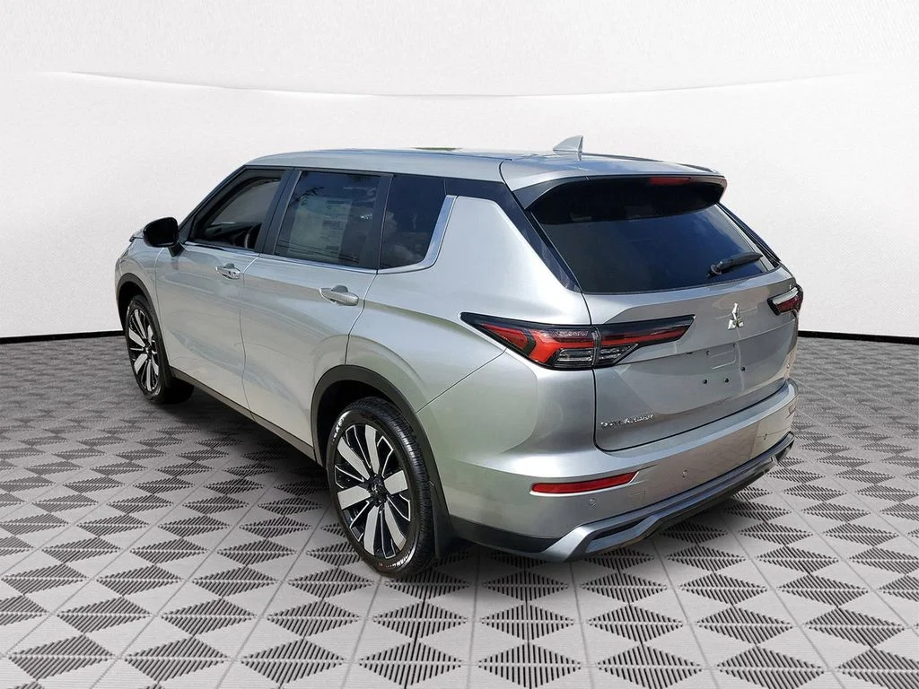 2025 Mitsubishi Outlander SE - Photo 4