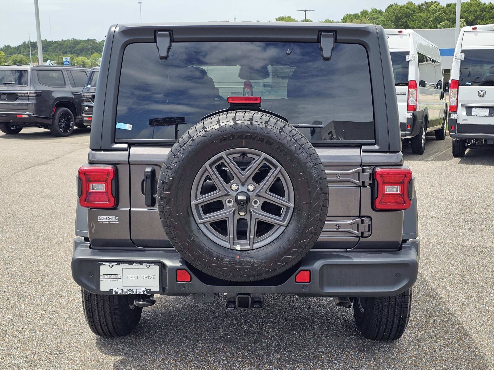 New 2026 Granite Crystal Metallic Clearcoat Jeep Sport S image 10