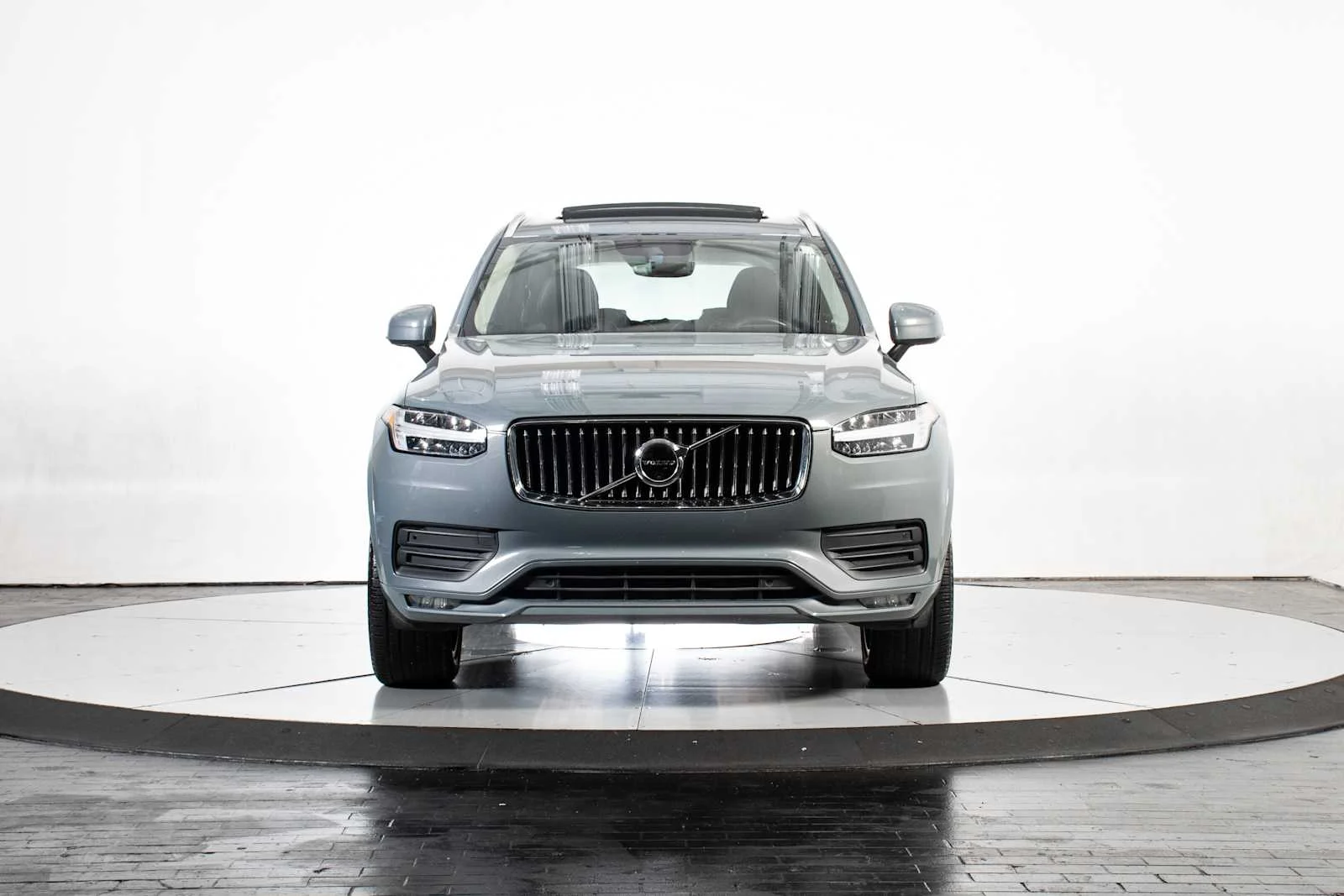 Used 2022 Thunder Grey Metallic Volvo Momentum image 9