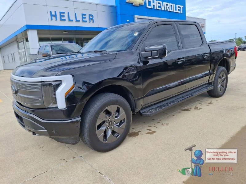 Used 2022 Black Metallic Ford LARIAT image 3