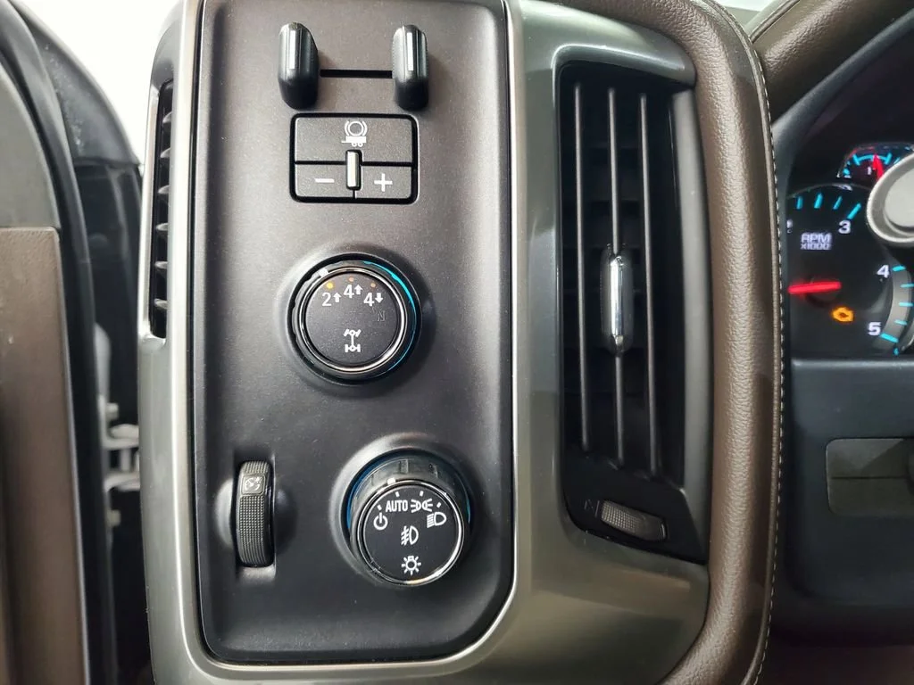 Used 2018 IRIDESCENT PEARL TRICOAT Chevrolet LTZ image 13