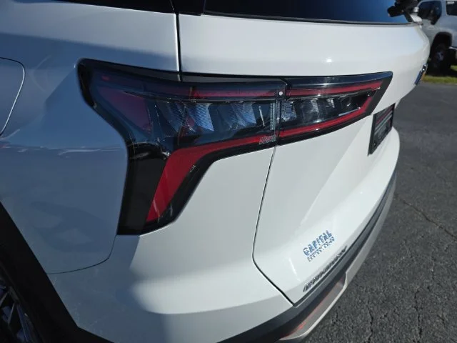 Used 2025 White Chevrolet LT image 35
