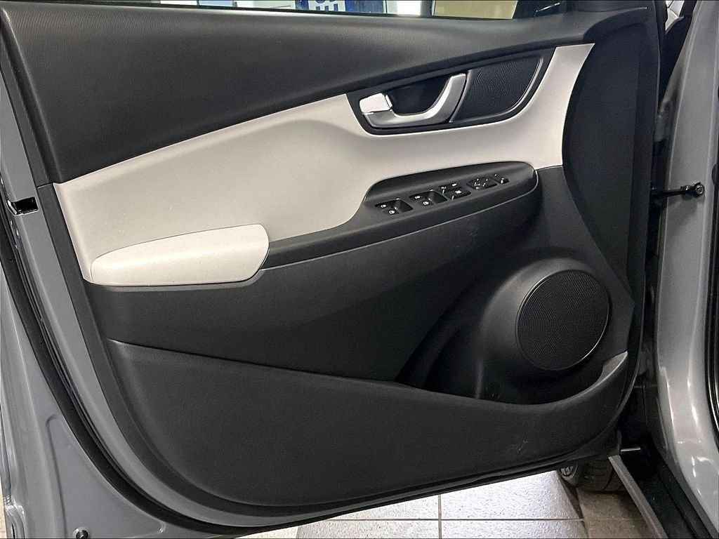 Used 2023 Gray Hyundai SE image 9