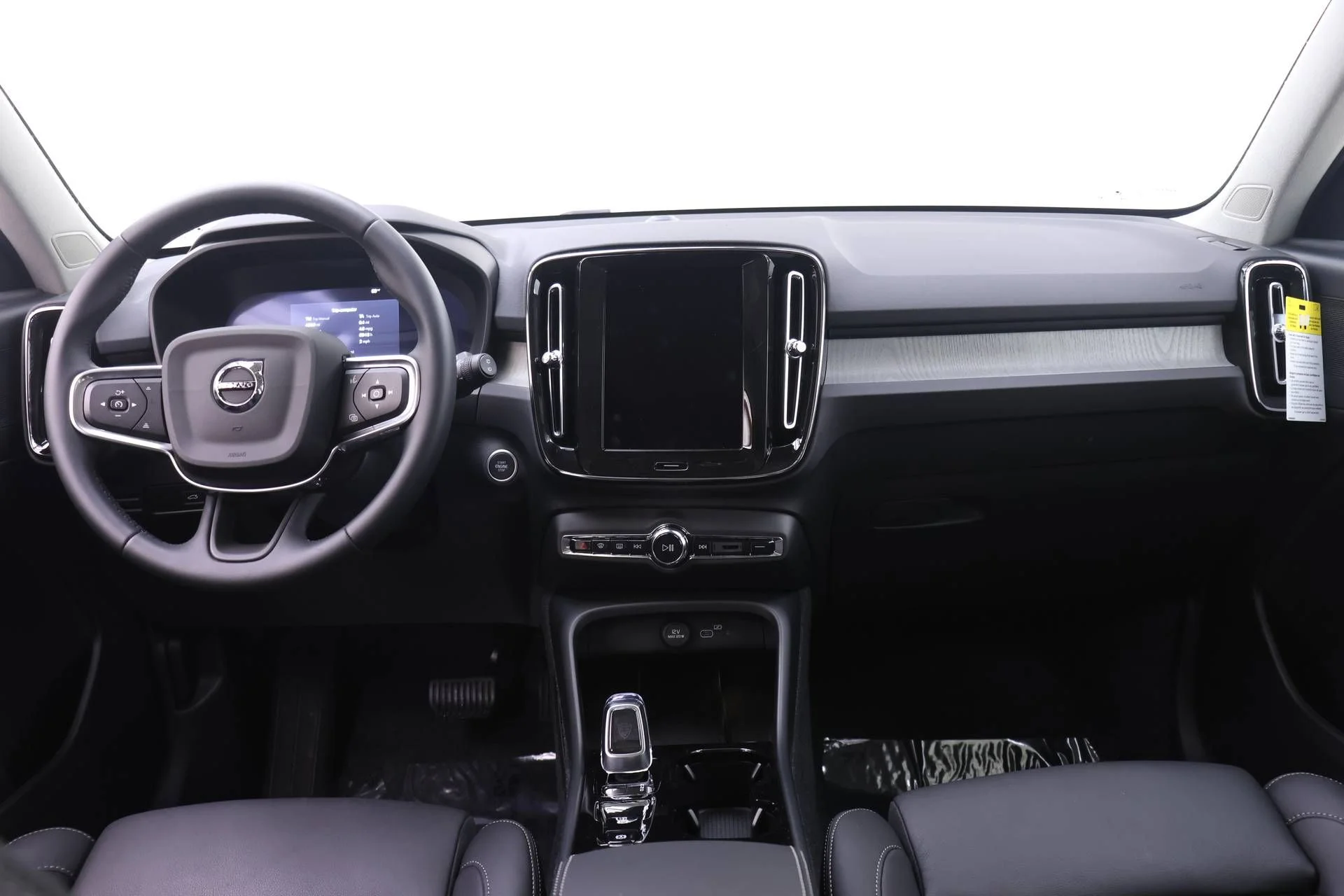 2026 Volvo XC40 Plus - Photo 9