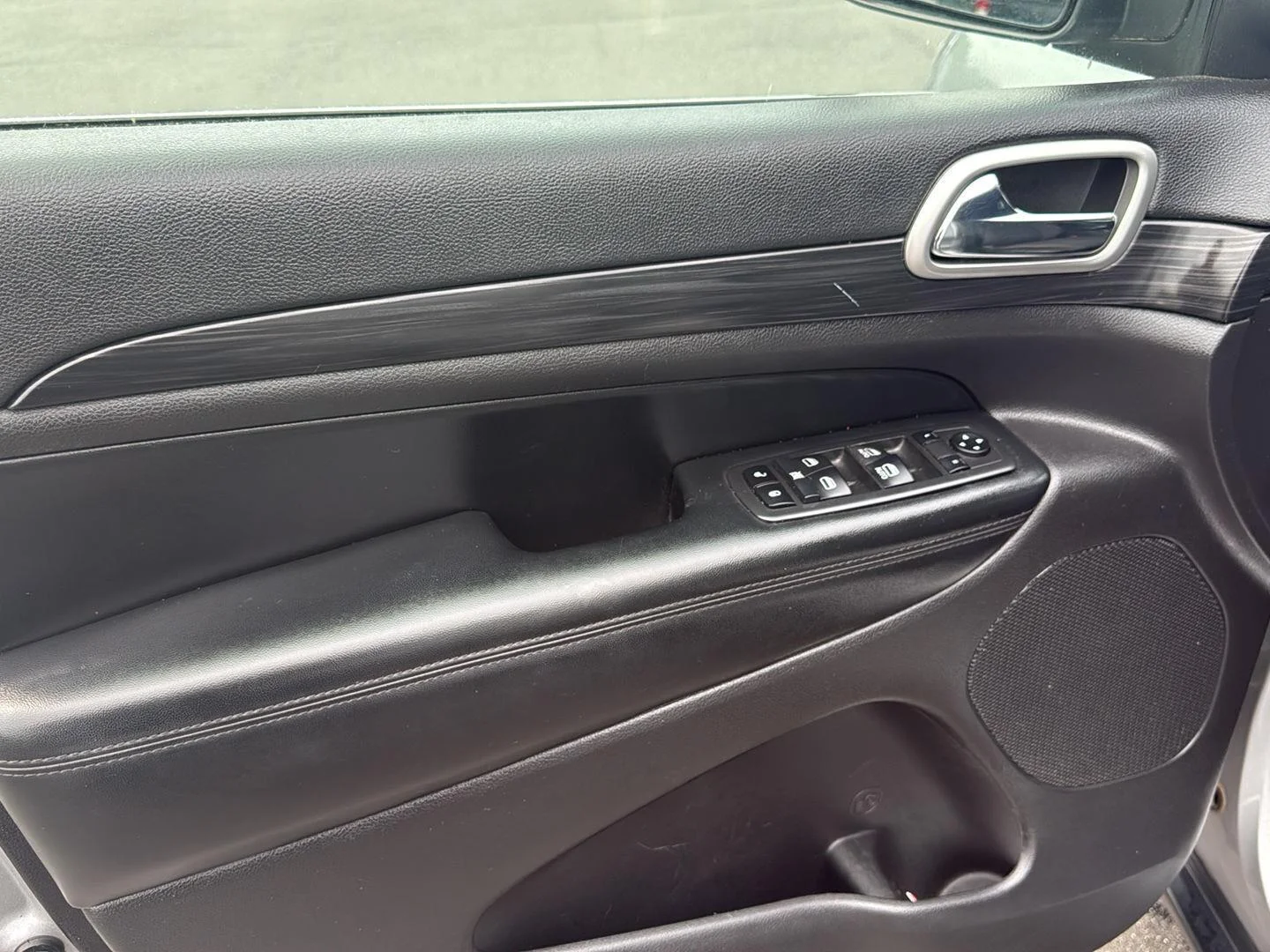 Used 2020 Billet Silver Metallic Jeep Laredo image 21