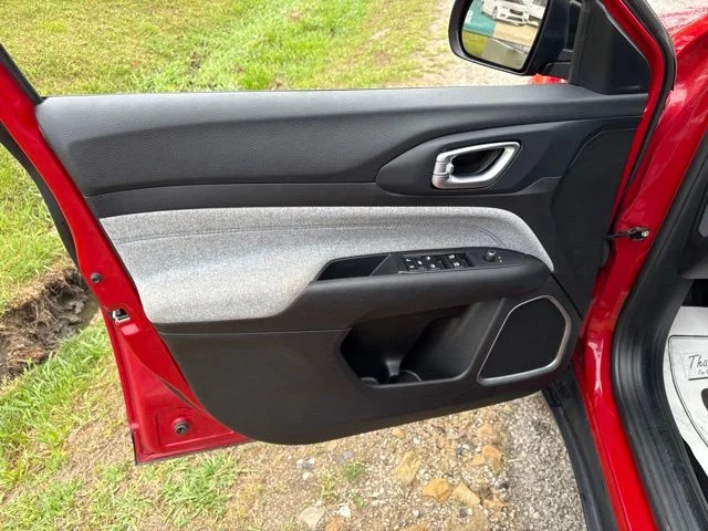 Used 2024  Jeep Latitude image 16
