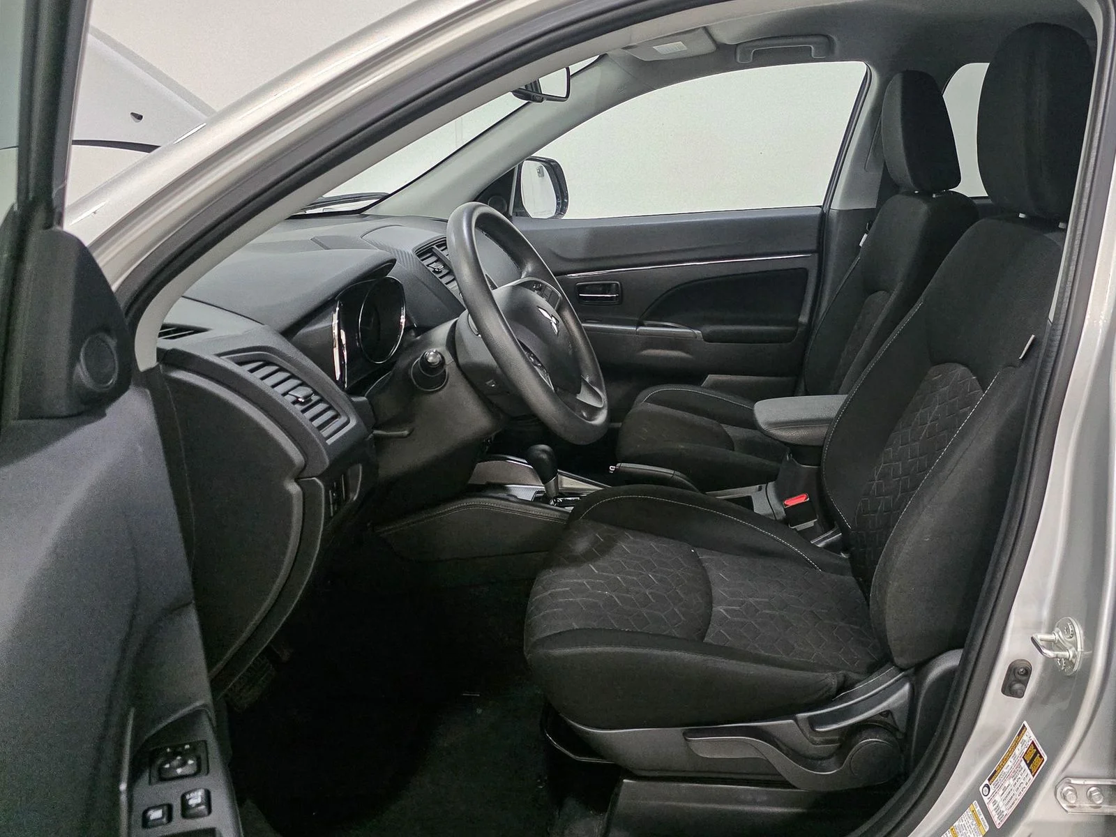 Used 2024  Mitsubishi  image 20