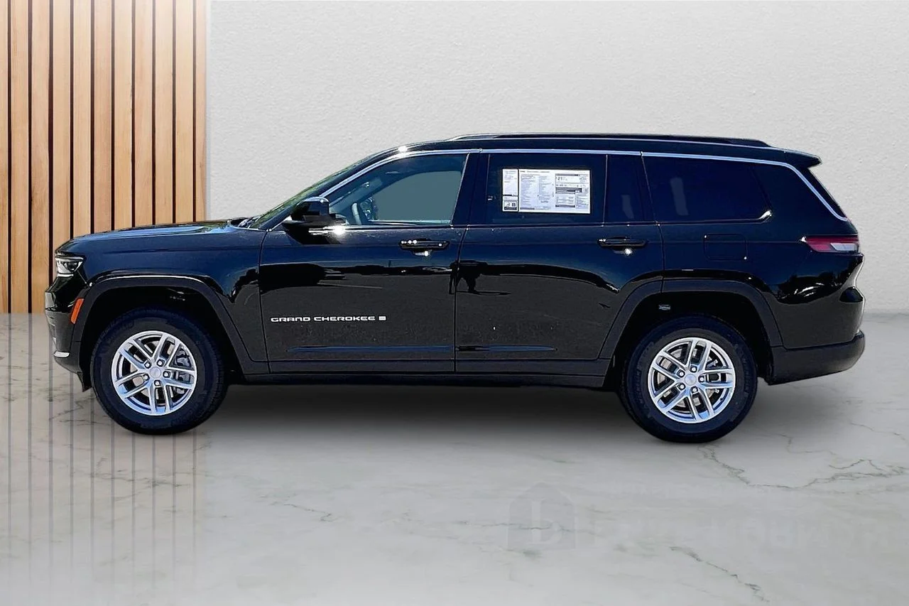 New 2026 Diamond Black Crystal Pearl-Coat Exterior Paint Jeep Laredo image 6